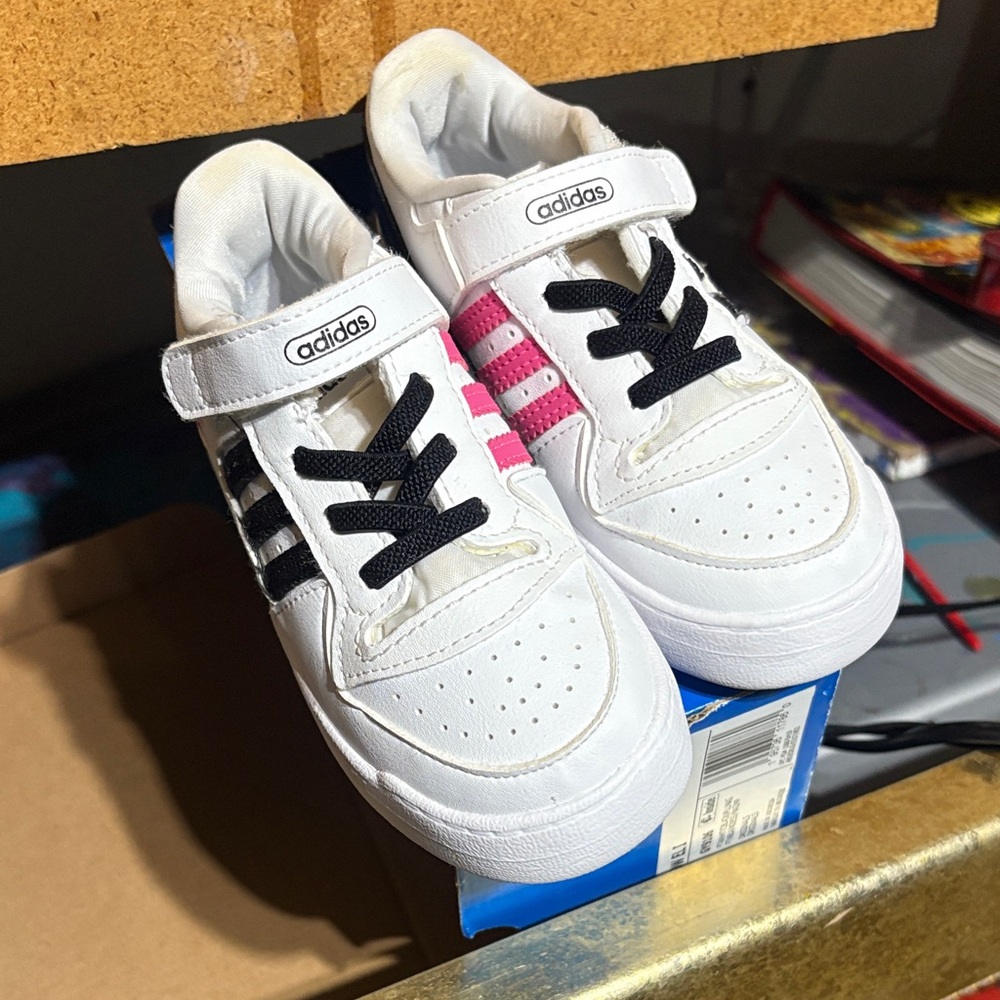 Adidas 9.5k Forum Low El Sneakers with Black and Pink Accents